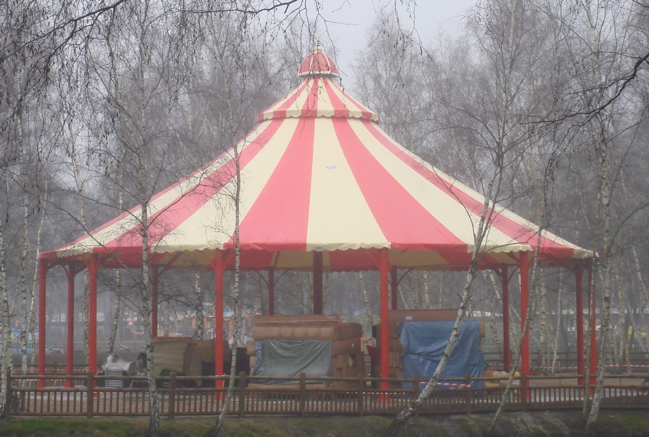 Chapiteaux pour carrousels, pour manèges enfantins, auto skooter, chenilles, entourages, housses